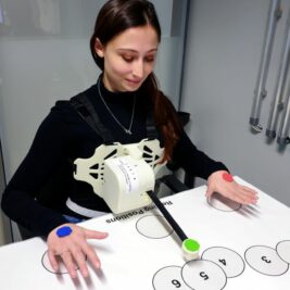 Un troisième bras robotique contrôlé par la respiration