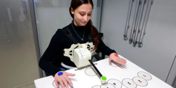 Un troisième bras robotique contrôlé par la respiration
