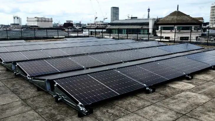 King's College : 64 panneaux solaires pour une université plus verte