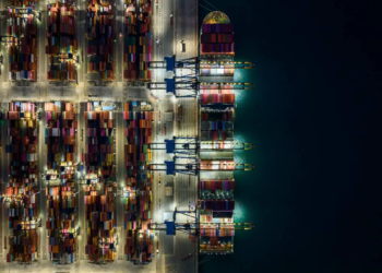 Vue aérienne d'un navire de transport de conteneurs dans un port maritime de transport de conteneurs.