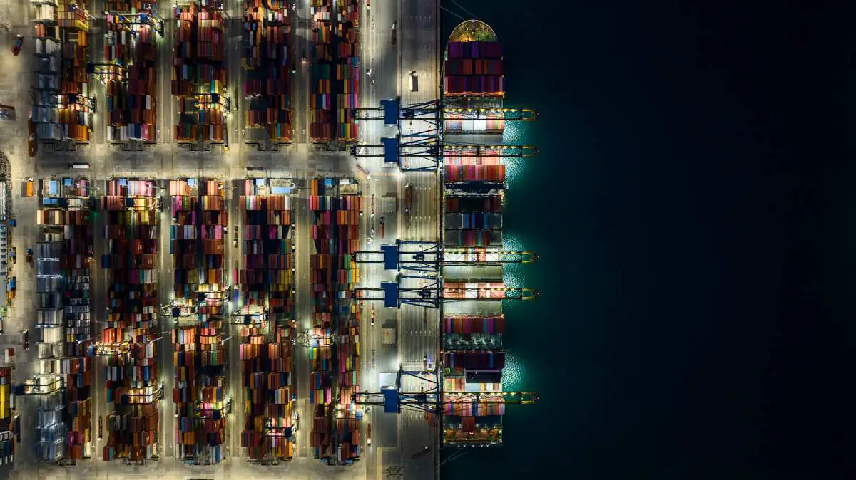 Vue aérienne d'un navire de transport de conteneurs dans un port maritime de transport de conteneurs.