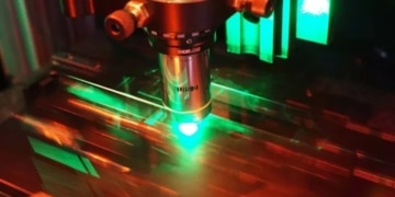 L'union de la cristallographie liquide et de l'écriture laser
