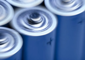Vers des batteries plus performantes avec moins de matériaux critiques