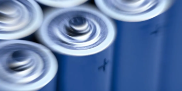 Vers des batteries plus performantes avec moins de matériaux critiques