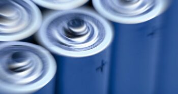 Vers des batteries plus performantes avec moins de matériaux critiques