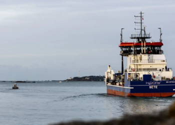 La nouvelle drague « Hydromer » prend le départ de Concarneau pour Sète-Frontignan