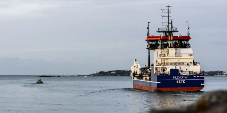 La nouvelle drague « Hydromer » prend le départ de Concarneau pour Sète-Frontignan
