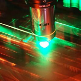 Des chercheurs créent des dispositifs optiques réglables en 3D grâce à des cristaux liquides
