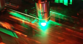Des chercheurs créent des dispositifs optiques réglables en 3D grâce à des cristaux liquides