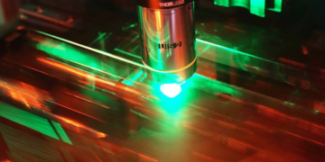 Des chercheurs créent des dispositifs optiques réglables en 3D grâce à des cristaux liquides