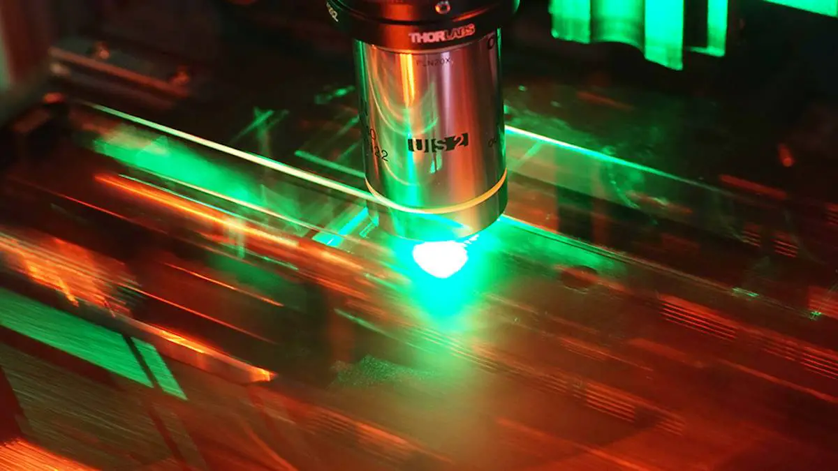 Des chercheurs créent des dispositifs optiques réglables en 3D grâce à des cristaux liquides