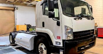 Un camion à faibles émissions de carbone alimenté au gaz naturel