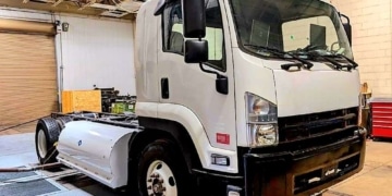 Un camion à faibles émissions de carbone alimenté au gaz naturel