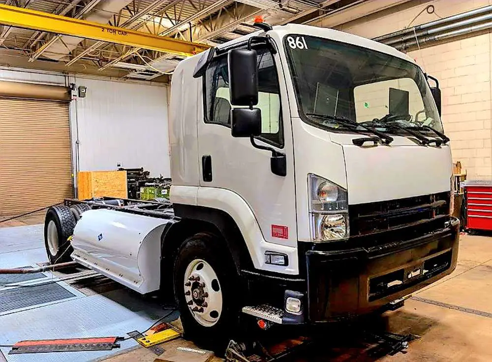 Un camion à faibles émissions de carbone alimenté au gaz naturel