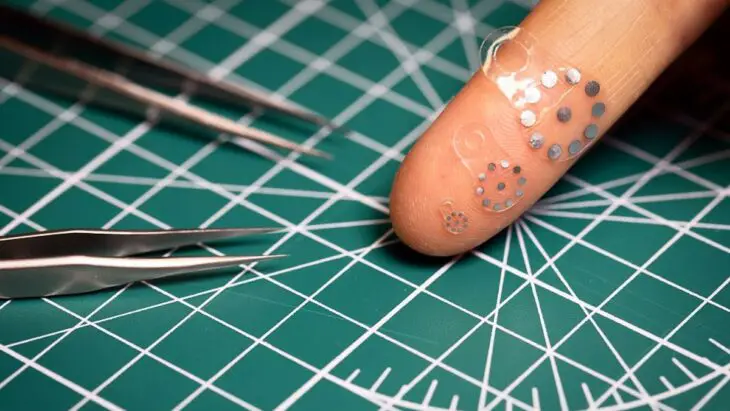 Des autocollants ultrasoniques à déplacement de forme pour détecter les complications post-chirurgicales