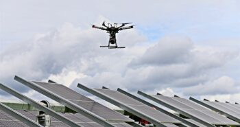 Minimiser la perte de puissance des panneaux solaires en utilisant l'imagerie automatisée par drone