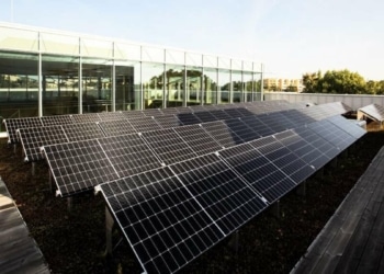 Un matériau pour les cellules solaires à pérovskite améliore leur stabilité et leur efficacité