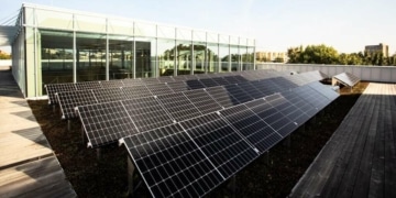 Un matériau pour les cellules solaires à pérovskite améliore leur stabilité et leur efficacité
