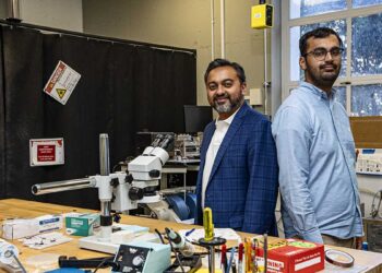 Deux scientifiques dans un laboratoire industriel.