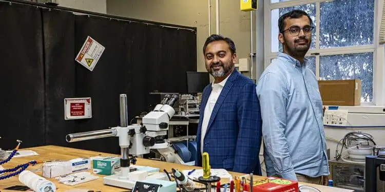 Deux scientifiques dans un laboratoire industriel.