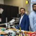 Deux scientifiques dans un laboratoire industriel.