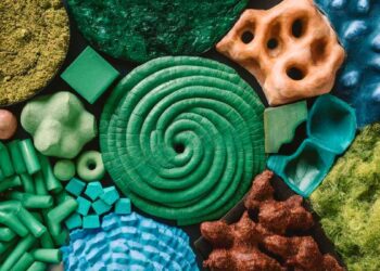 Textures et formes variées en matériaux écologiques colorés.