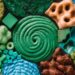 Textures et formes variées en matériaux écologiques colorés.