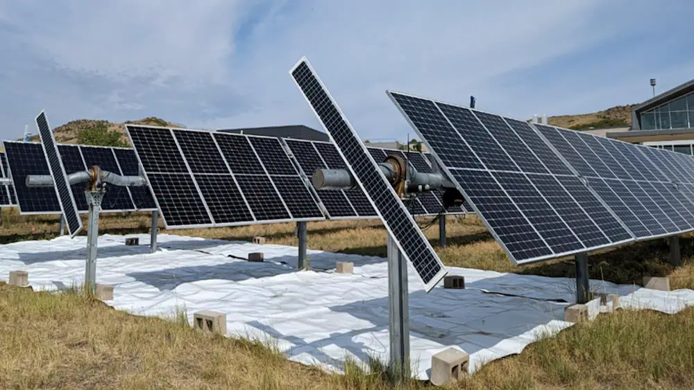 Panneaux solaires inclinés en extérieur.