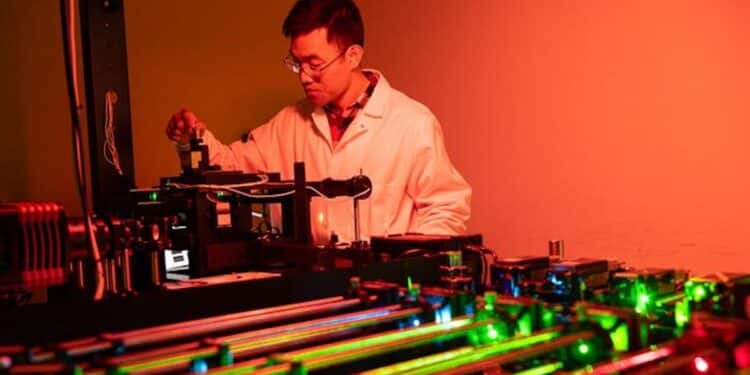 Scientifique manipulant équipement laser en laboratoire.