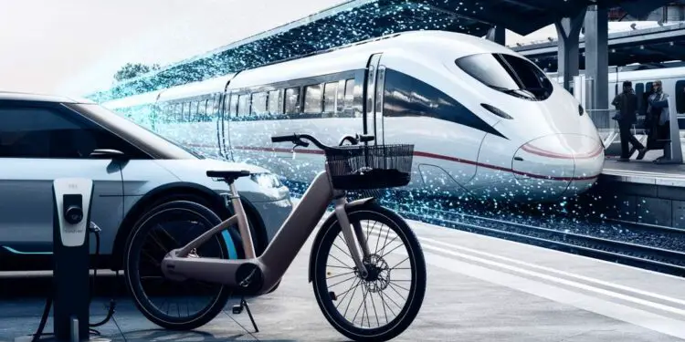 Train futuriste et vélo électrique en gare.