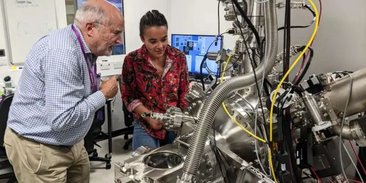 Scientifiques examinant équipement de laboratoire avancé.