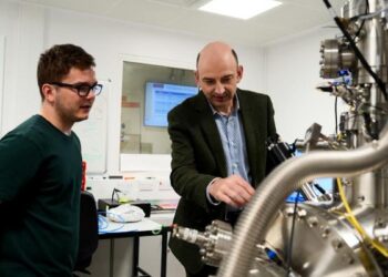 Deux hommes examinant des équipements dans un laboratoire.