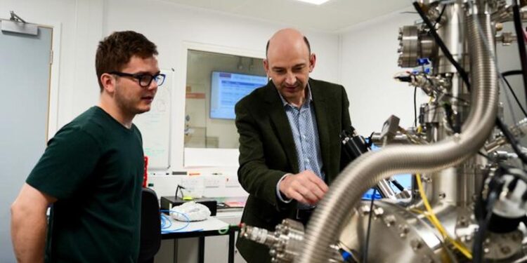 Deux hommes examinant des équipements dans un laboratoire.