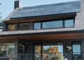 Des panneaux solaires usagés pour les toits temporaires : une idée viable ?