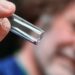 Comment des chercheurs créent des matériaux impossibles sur Terre