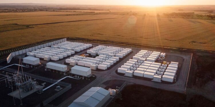 Tesla Megapacks et panneaux solaires : une alliance gagnante ?