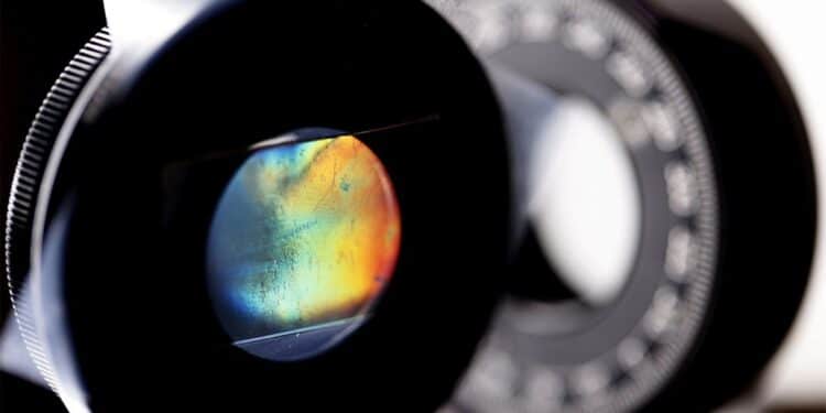 Des matériaux capables de tordre la lumière à 250°C