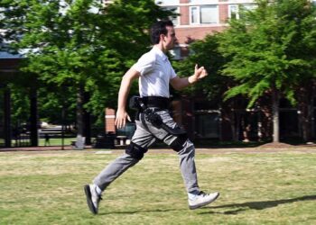 Comment l'IA et les simulations informatiques transforment les exosquelettes robotiques