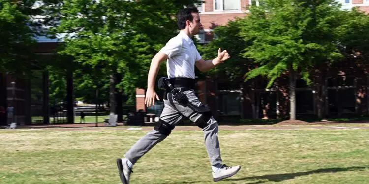 Comment l'IA et les simulations informatiques transforment les exosquelettes robotiques