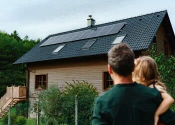 Comment devenir propriétaire de panneaux solaires sans toucher à son épargne ?
