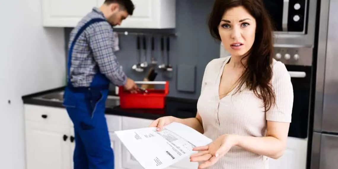 Femme surprise avec une facture de réparations coûteuses à la maison