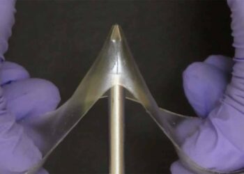 Des gels vitreux qui s'étirent jusqu'à 5 fois leur longueur sans se rompre
