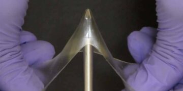 Des gels vitreux qui s'étirent jusqu'à 5 fois leur longueur sans se rompre