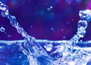 Comment les molécules à la surface de l'eau se détendent