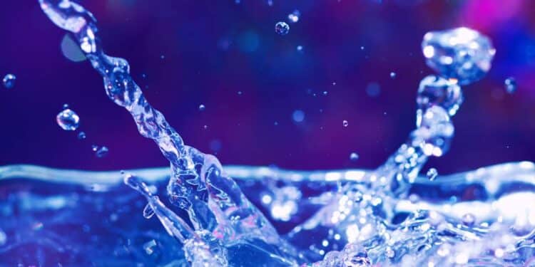 Comment les molécules à la surface de l'eau se détendent