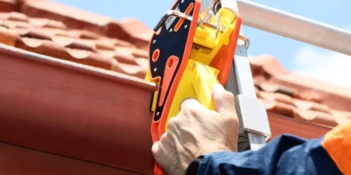 Échelles instables ? La solution Lock Jaw Ladder Grip pour éviter les accidents