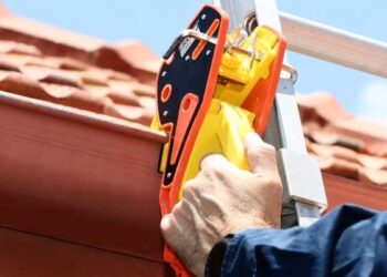 Échelles instables ? La solution Lock Jaw Ladder Grip pour éviter les accidents