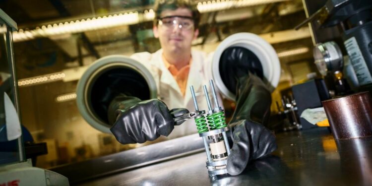 La fin du règne du lithium ? Une nouvelle batterie bouscule les codes