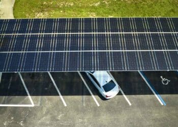 Quelles sont les réglementations locales et nationales en vigueur concernant l'installation de systèmes photovoltaïques ?
