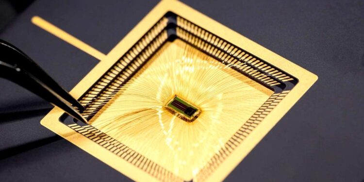 Quand le cerveau parle, cette puce minuscule écoute et traduit